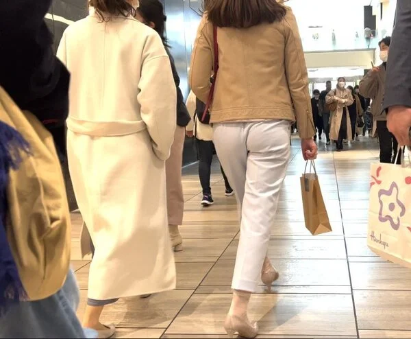 薄手のスラックスでプリ尻を振りながら歩く綺麗めなOL