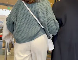 薄手のリブニットパンツで鋭角な下着のラインが透けまくりの20代前半女子