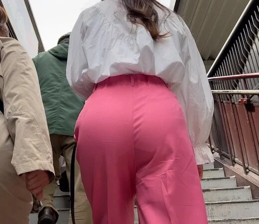 ピンクのパンツを穿いて階段でクロッチを見せつけるキレイめJD
