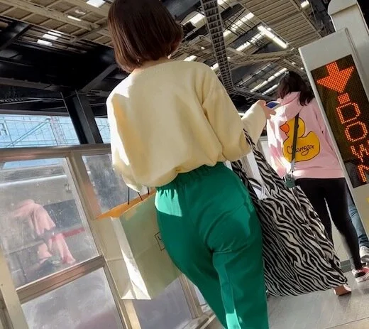 緑色パンツ×プリプリの小尻!下着も透けてるアパレル店員