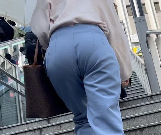 階段でデカ尻と下着のラインを見せまくる清楚系OL