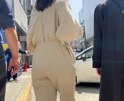 まさに桃尻!ツルツル素材のセレブ風ワンピの中で美女がお尻をくねらせまくる