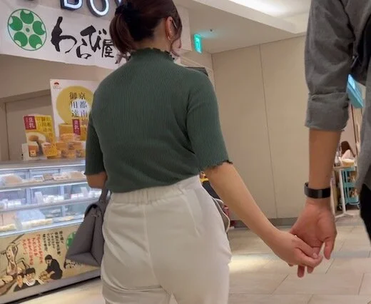 【彼氏と手ックス】上品なピタニットとデカ尻強調の白パン姿のOL
