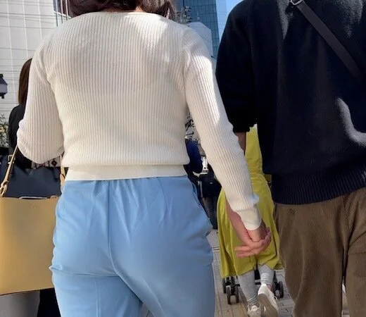 清楚な水色パンツと白ニットでムチムチ体型を見せつける20代前半OL