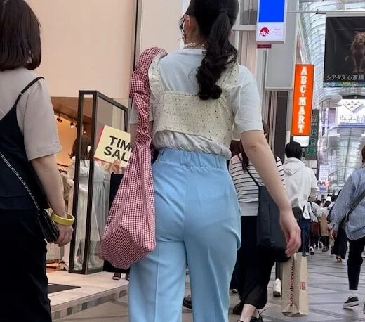 美形ティーンの強烈なPライン見せ尻!若さ弾ける張りがスゴい!