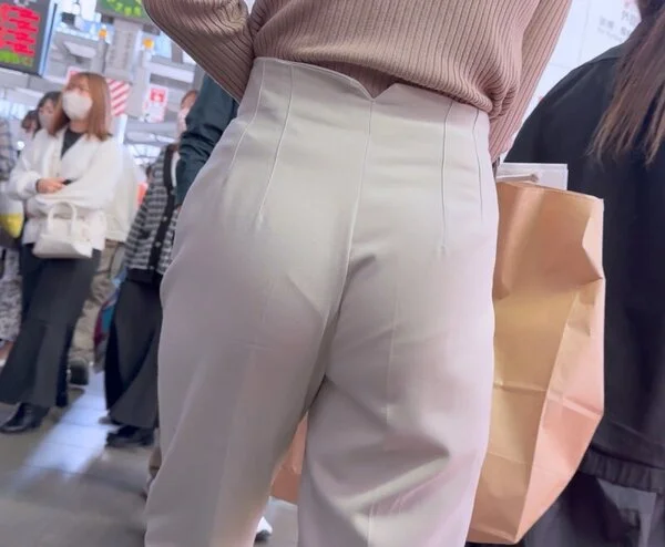 キレイめパンツで生尻感ありまくりのスレンダーな人妻!