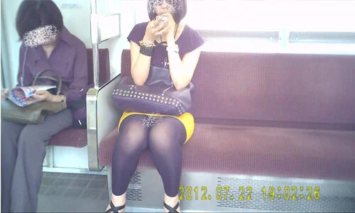 レギンス越しのデルタ 縦線までくっきり 純白パンティ丸見え(ミニスカなのにまった