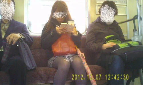 レギンス越しのデルタ 正面じゃないのにミニスカすぎてお姉さんの卑猥なデルタ丸見え