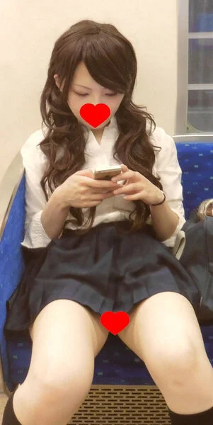 【電車対面鞄カメラ】 女神級美人の美脚、白パンティ 【長時間動画】