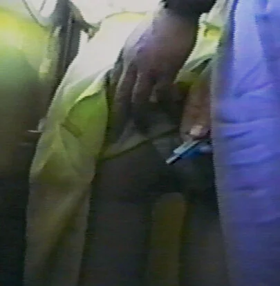 次の駅まで辛抱しろやチョット触るだけだからっとカッター刃チラ見せ