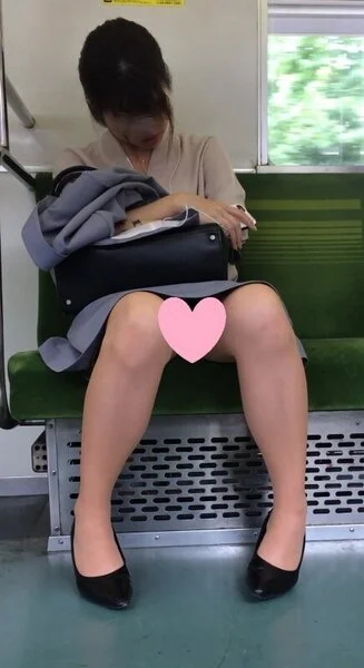 電車で対面のOL