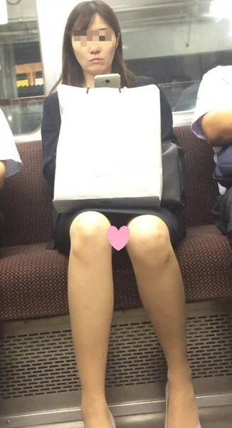 電車で対面某女子アナに激似のOL美熟女
