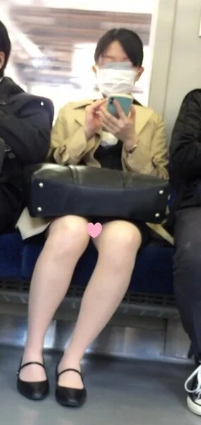 電車で対面のOL02