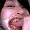 衝撃!奥歯で指を全力で噛み潰すところが丸見えのスペシャル噛みつき【さのさとり】
