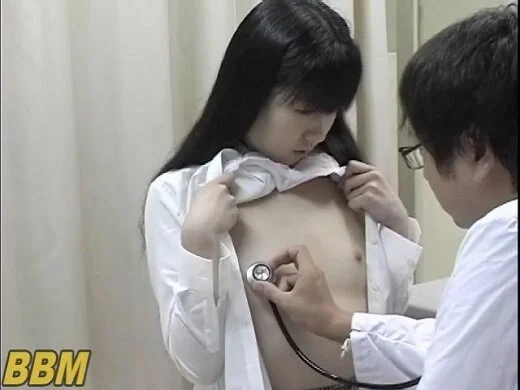 投稿!可愛いド貧乳まな板娘を診察