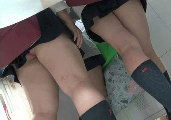 【高画質】プリクラに夢中になってる制服女子を後ろから その3