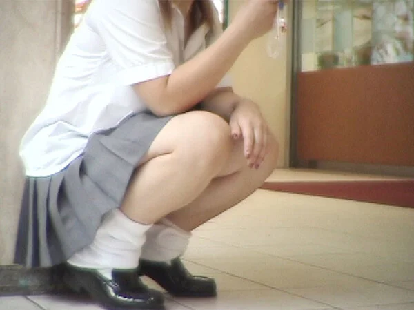 ノーパンでしゃがんで、メール!!?下校途中に、しゃがんでメールをしている■■■■