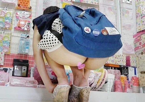リュックでスカートがめくれ上がっているのに、気が付かないお姉さんをローアングルか