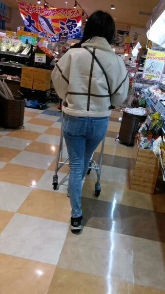 買い物中の、お尻