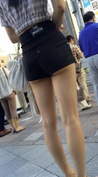 黒ホットパンツ スレンダーだけどハミ尻
