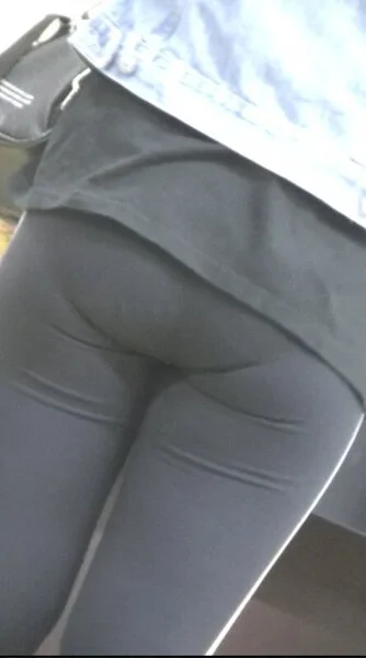 黒レギンス 尻プリ パン線