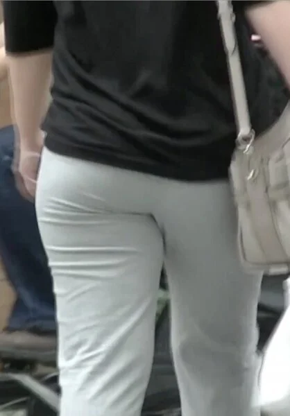 グレーパンツ 丸いお尻 歩行