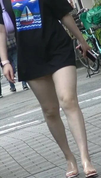 美麗 肉感 歩行 色白生太もも