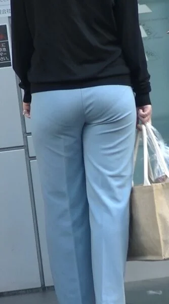 ブルーのパンツ 盛り尻