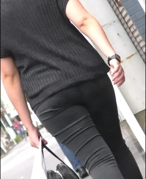 ブラックデニム尻肉とパン線がもりもり