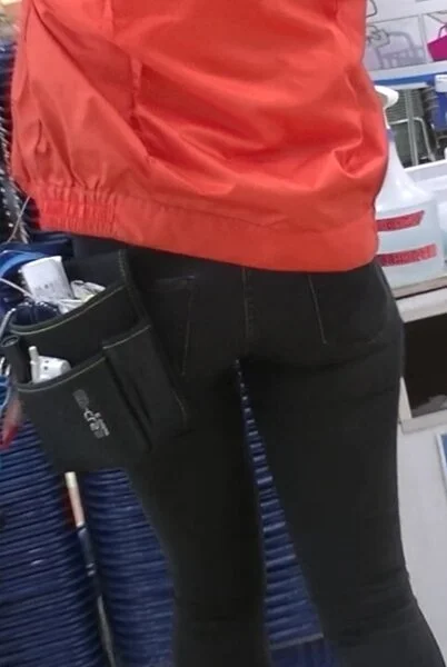 溌剌と働くジーンズ尻