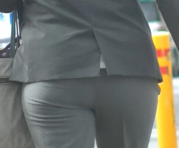グレーのパンツ いいお尻が歩行