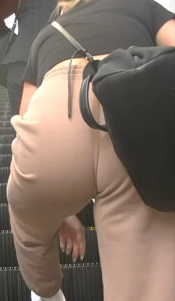 スエット生地で大きなお尻 下着透け