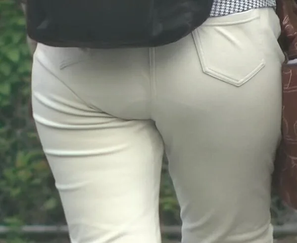 白いパンツのでかいケツ