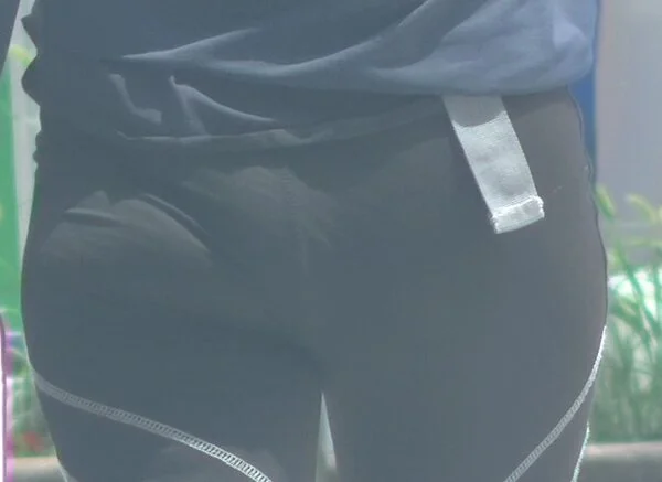 黒スパッツのお尻歩行