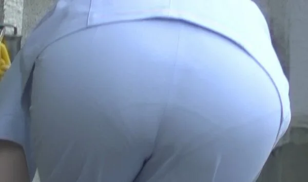 張り詰めた白衣の丸尻