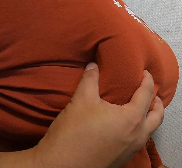 【おっぱい■■】バイト疲れで爆睡中の学生ちゃんのデカ乳肉思いっきり掴んでみたww