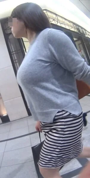 超爆乳なメガトン級バズーカボインな美女OL!