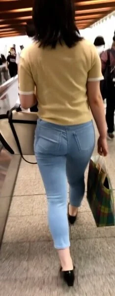 造形美なデニム尻OL