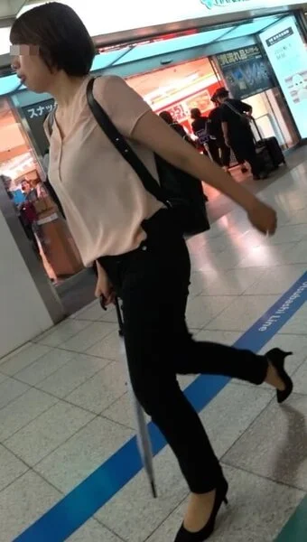 揺れすぎる爆乳OLのたわわ乳!