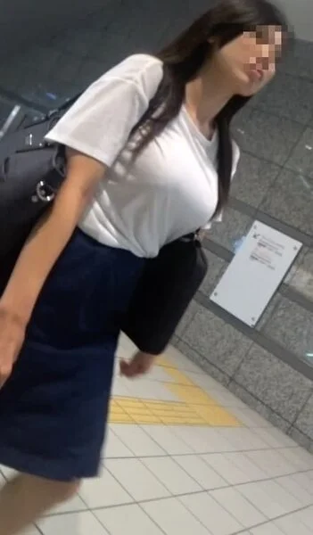 豪乳レジェンドな揺れを演出する超ボインOL!