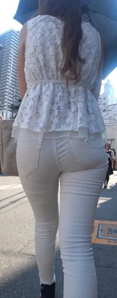 ダイナマイト爆尻ホワイトパンツスタイルな豪尻美女!