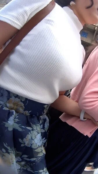 バレ!爆乳美女のニット乳の豊満感!
