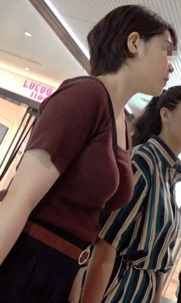 爆乳パイスラッシュ!!挟み込みボインな美女お姉様!