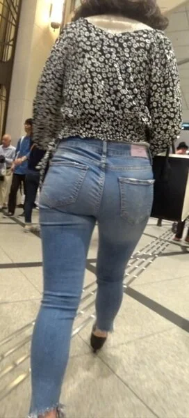 スタイル抜群モデルクラス肉尻デニム美女!