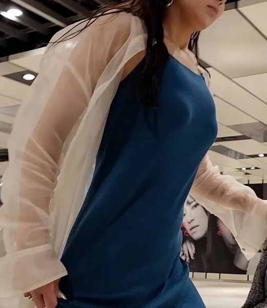 美女お姉様の収まりきらない溢れ爆乳の揺れ!