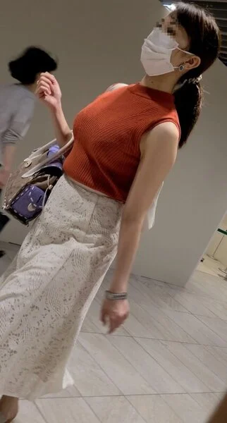 大人の色気!肉感爆乳美貌なお姉様のノースリーブで溢れだす爆乳のお遊び!