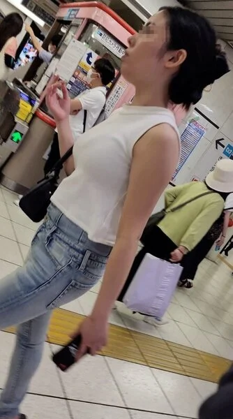 揺れまくる巨乳キャバ嬢の谷間ボインが溢れでる!