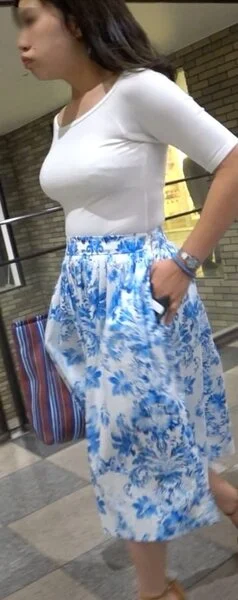 超タイトウェアで爆乳を揺らしアピールする美貌MAXなOL様!