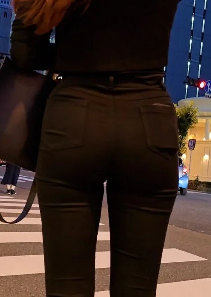 圧倒的な造形美を見せつける爆尻OL!
