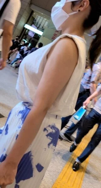 横乳の破壊力!爆乳美女モデルのパイ揺れ!